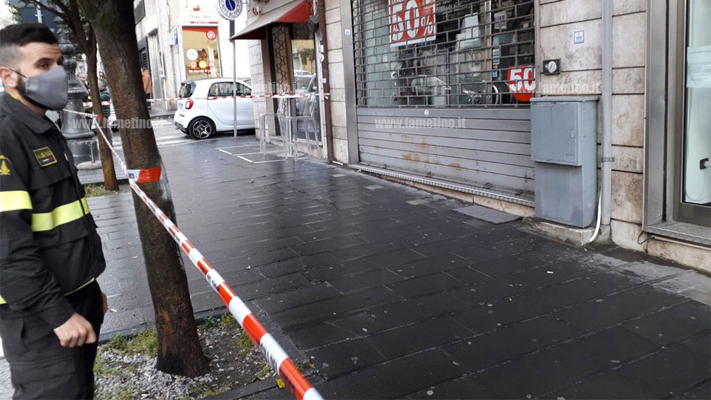 Lamezia, caduta cornicioni su corso Nicotera, intervengono vigili del fuoco