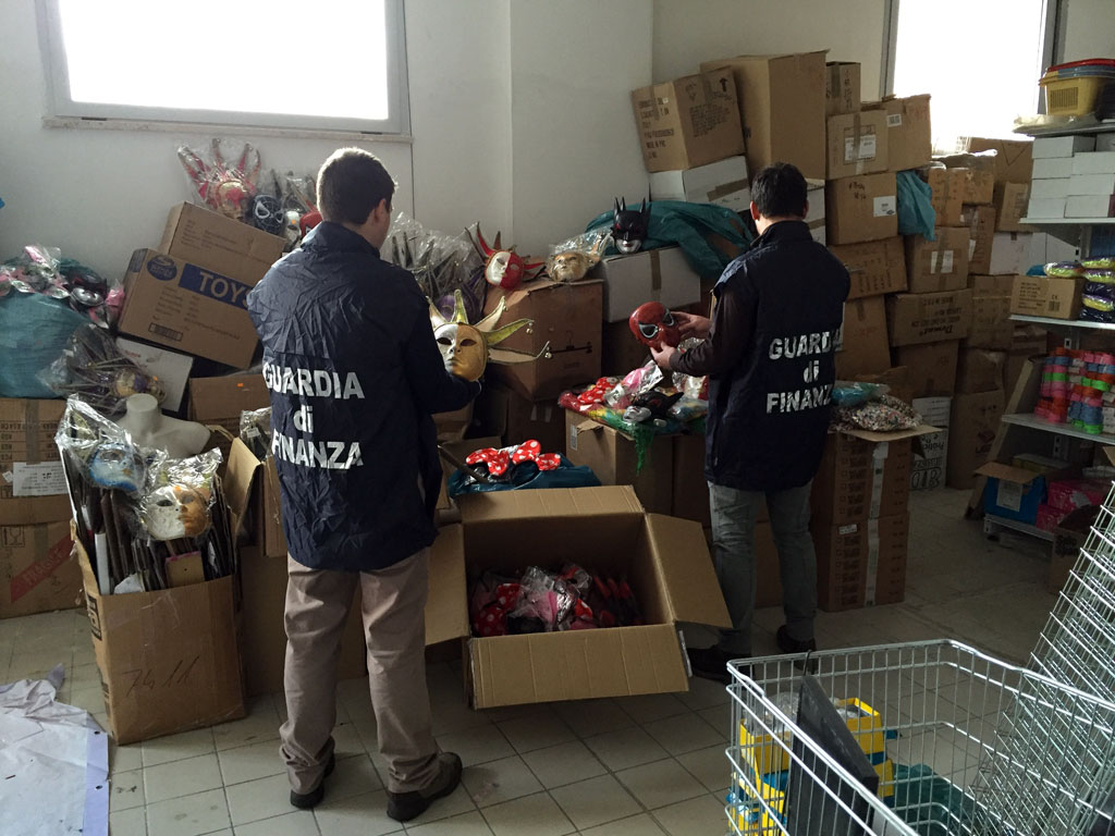 Operazione China-Carnival, sequestrate oltre 500 mila maschere di carnevale a Cosenza