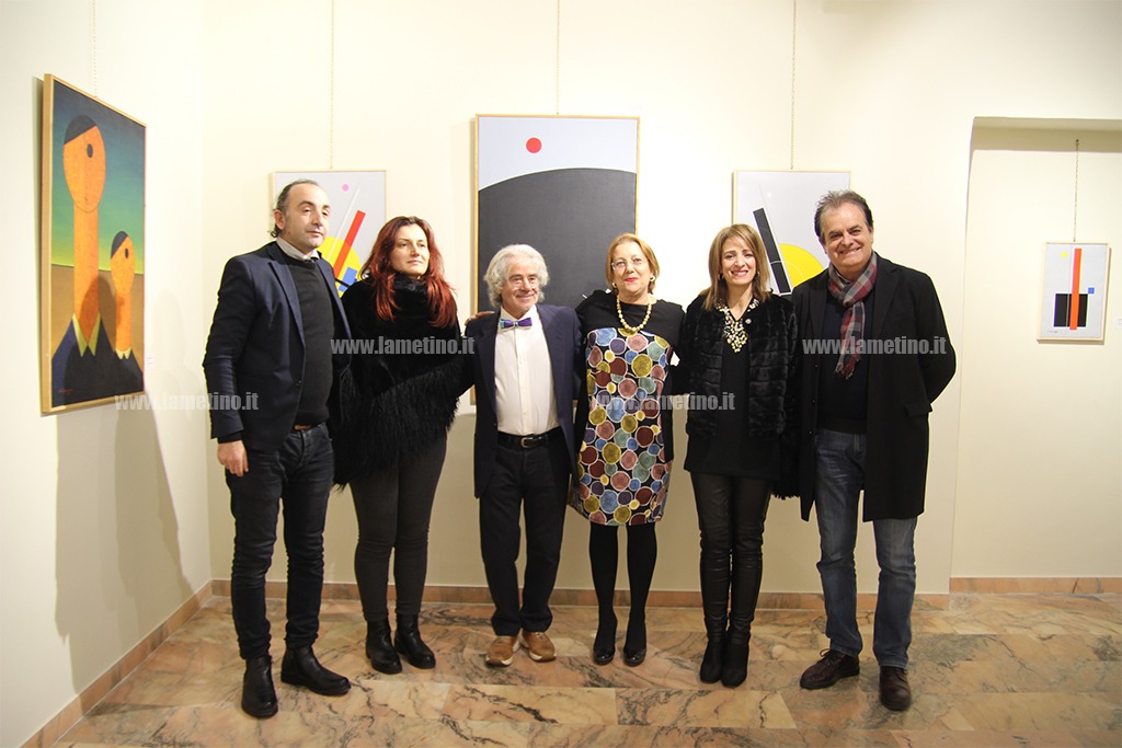 Lamezia, inaugurata la mostra "Triangoli Disamore" di Angelo Gennaccaro: astrattismo delle forme tra materia ed energia - VIDEO