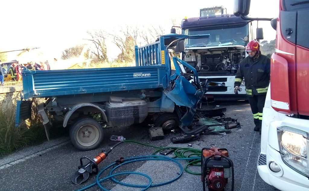 Scontro furgone e autocarro nel Vibonese, interviene elisoccorso