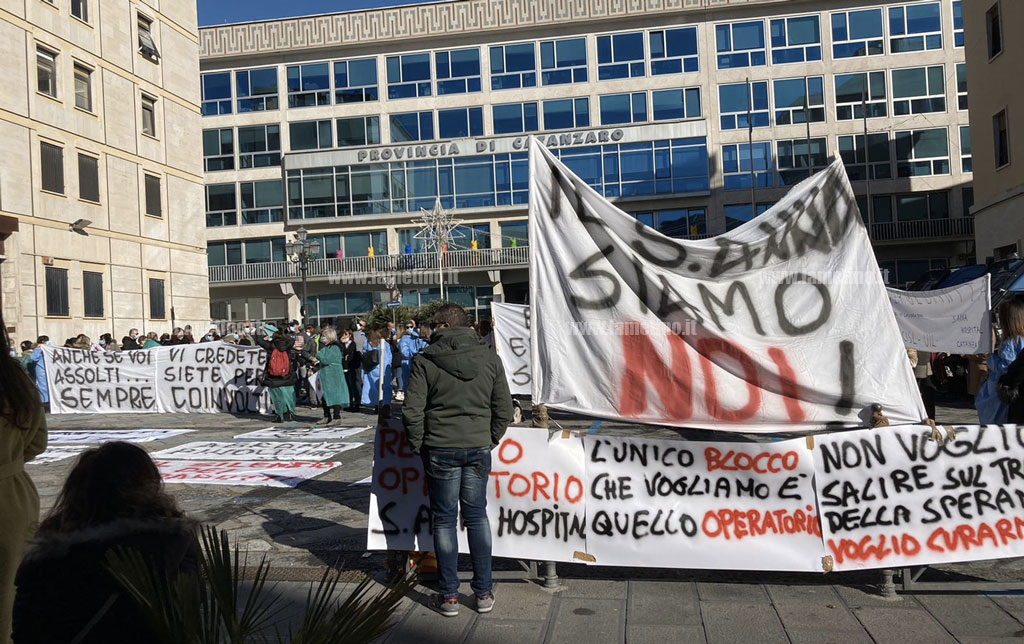 Operatori e dipendenti Sant’Anna Hospital protestano davanti Prefettura Catanzaro