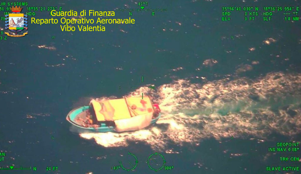 Migranti, intercettato peschereccio con a bordo 78 persone nel reggino: avviate indagini
