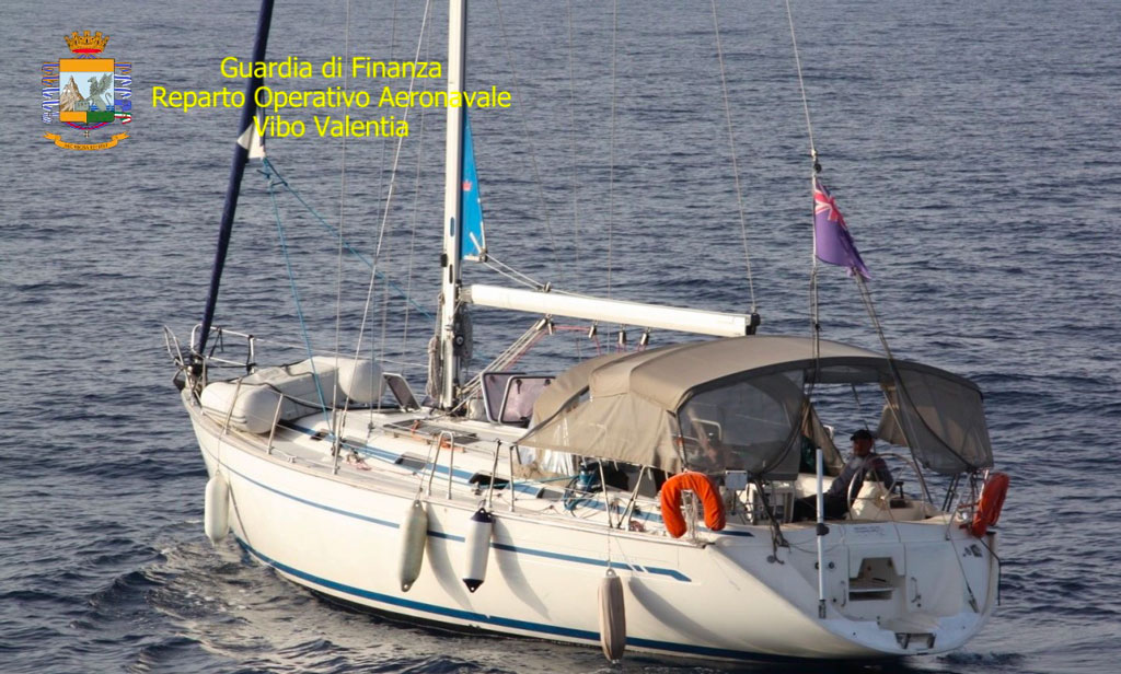Guardia di finanza intercetta imbarcazione a vela con 60 migranti nel reggino, arrestati due presunti scafisti 