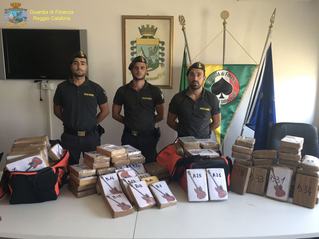 Sequestrati 218 kg di cocaina in due container tra spezie e caffè nel porto di Gioia Tauro - VIDEO