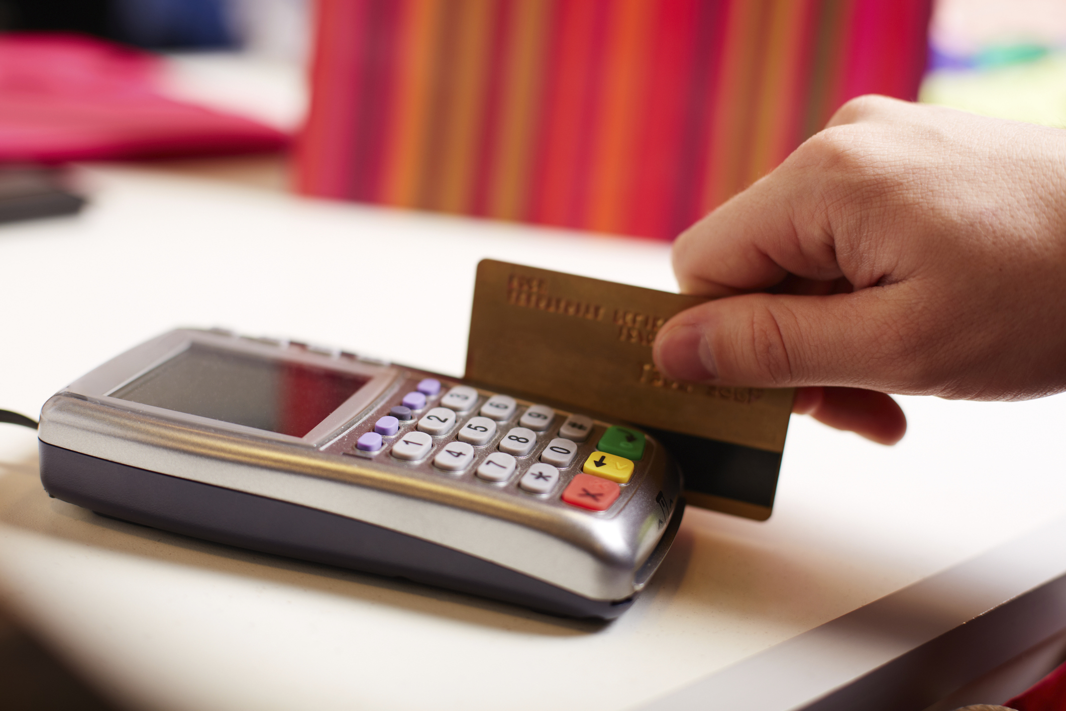 Utilizzava per acquisti carta di credito rubata, arrestato 27enne a Cosenza