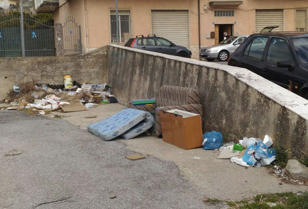 Lamezia, degrado vicino scuola in piazza 5 Dicembre
