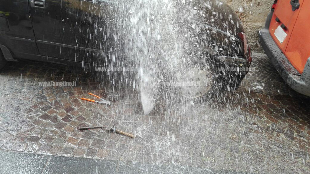 Lamezia, controllo idranti sottosuolo da parte dei Vigili del Fuoco nel centro storico