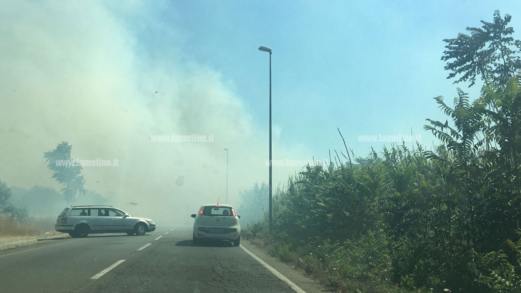 Lamezia, fumo invade rettifilo Bagni per incendio a bordo strada
