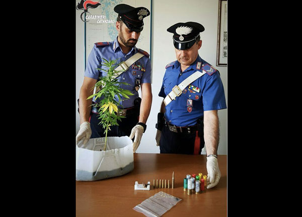 Spaccio e detenzione illegale di armi, arrestato 22enne a Sellia Marina