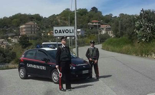 In trasferta dalla Campania rapinano e picchiano un ragazzo nella sua abitazione a Davoli, 2 arresti