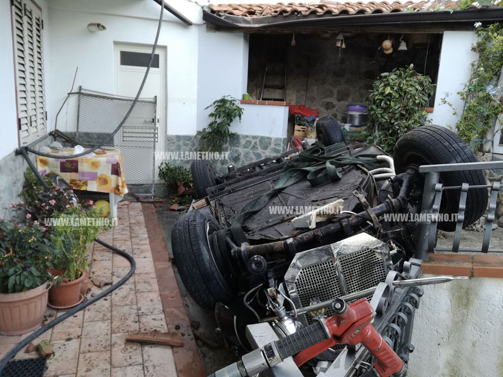 Auto finisce dentro una casa a Feroleto Antico, ferito 33enne