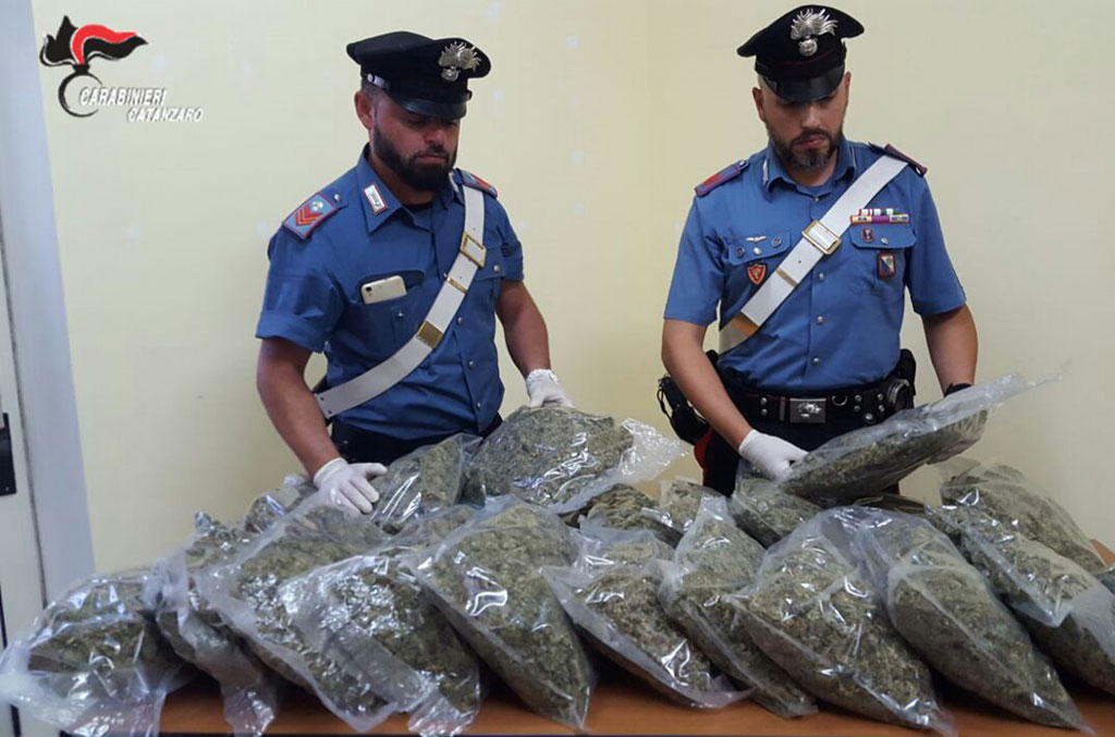 Sorpreso con 12 kg di marijuana nel bagagliaio dell'auto, arrestato 70enne a Sellia Marina