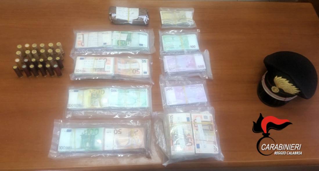 Banconote e cartucce nascoste in un forno, denunciato 40enne a Melito Porto Salvo