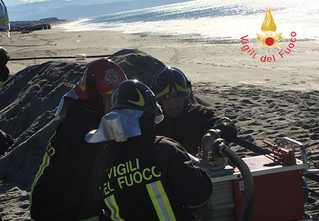 Svuotato serbatoio gasolio del motopeschereccio arenatosi a Capo Suvero