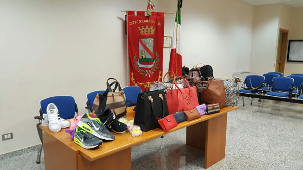 Lamezia, controlli Polizia Locale durante fiera: 4mila euro di sanzioni e sequestrati oltre mille articoli tra borse, scarpe e giocattoli