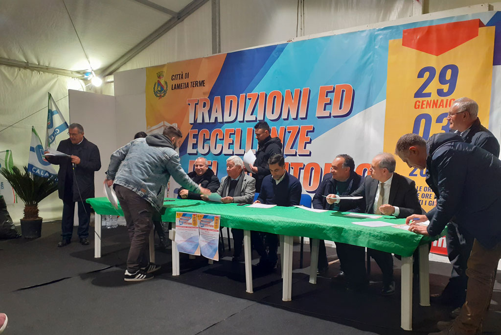 Lamezia, "Tradizioni ed Eccellenze del Territorio": cerimonia di consegna attestati del corso per assaggiatori di olio d'oliva