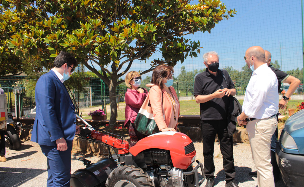 Lamezia, donati un trattorino e un tagliaerba alla Comunità Progetto Sud