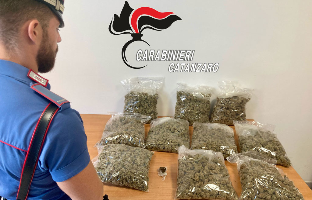 Lamezia, nascondeva in auto borsone con hashish e marijuana: arrestato 28enne