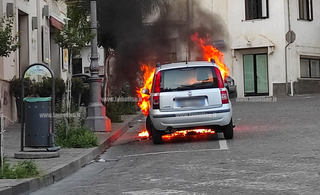 Lamezia, auto in fiamme in piazza Fiorentino - Video