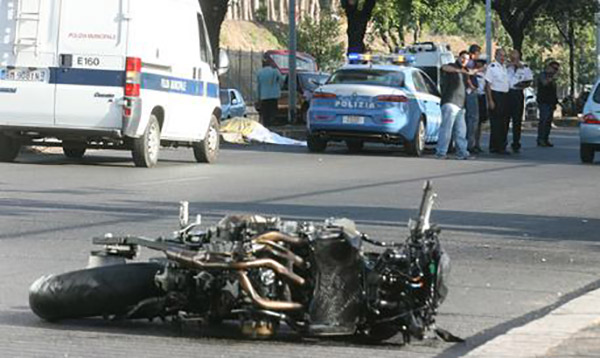 Scontro tra auto e moto a Crotone, morto 22enne