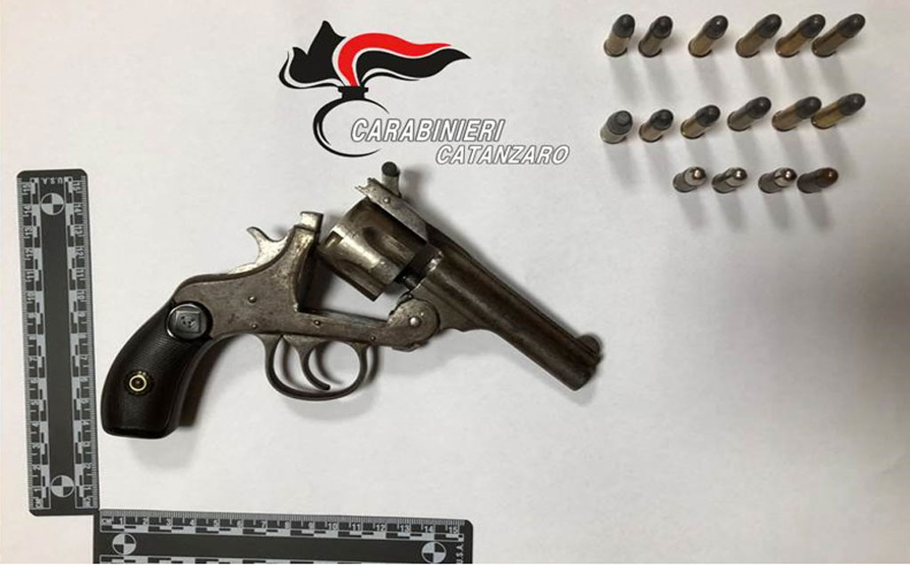 Aveva in casa una pistola pronta all'uso, denunciato 38enne a Maida per detenzione abusiva di arma