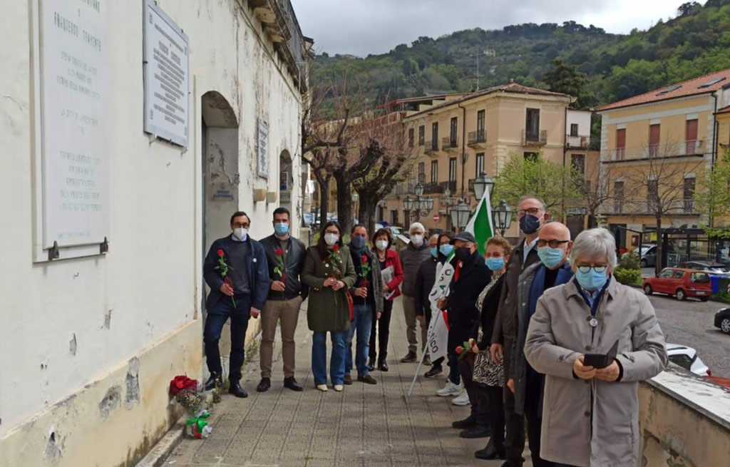Lamezia, un mazzo di fiori sotto lapidi partigiani Cortese e Petruzza dalla delegazione Pd