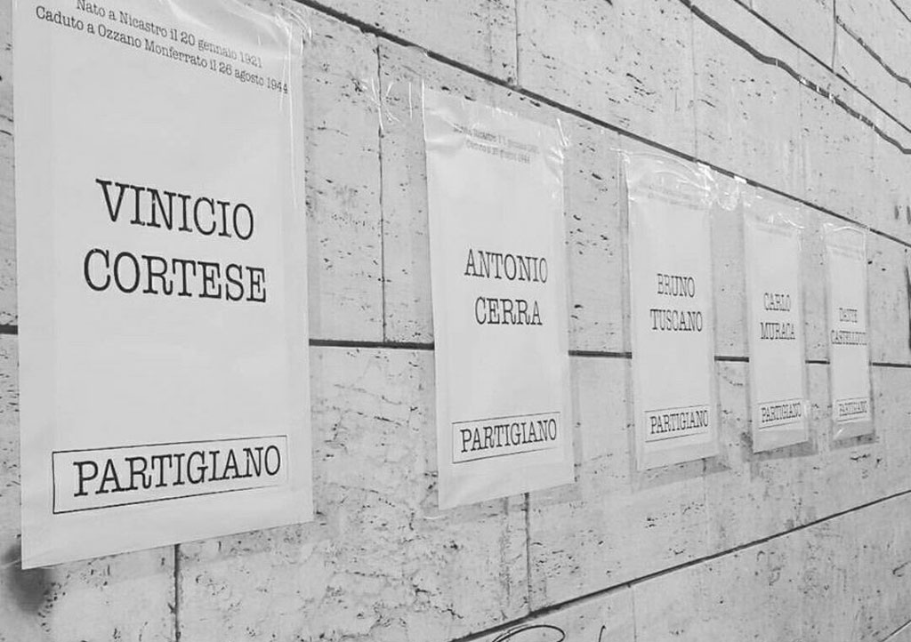 Manifesti con nomi di alcuni partigiani affissi in città, iniziativa Collettivo Autonomo Altra Lamezia per non dimenticare