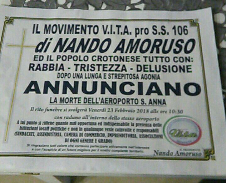 Vestito da prete celebra il funerale dell'aeroporto di Crotone