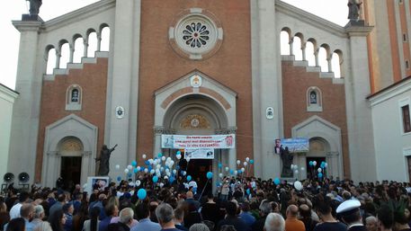 I funerali del 15enne ucciso a Mileto, lo striscione degli amici: "Vola in alto Capitano"