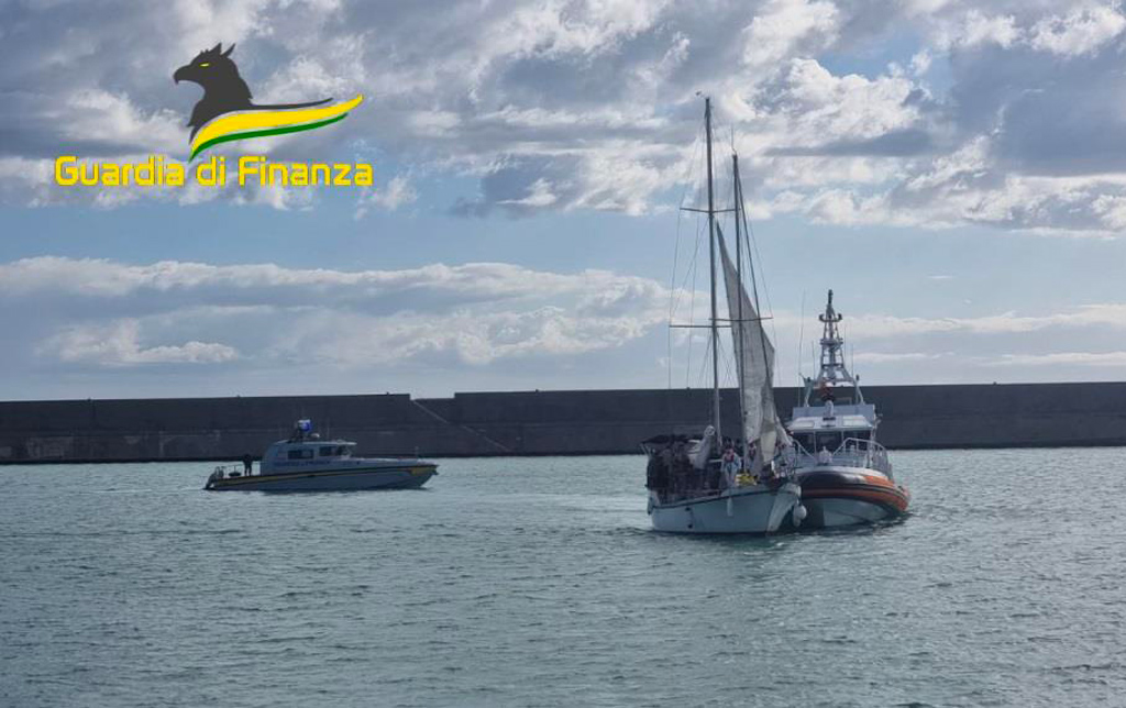Migranti, fermati a Crotone due presunti scafisti