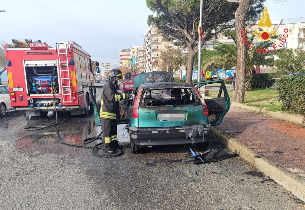 Auto in fiamme a Catanzaro Lido, nessun ferito