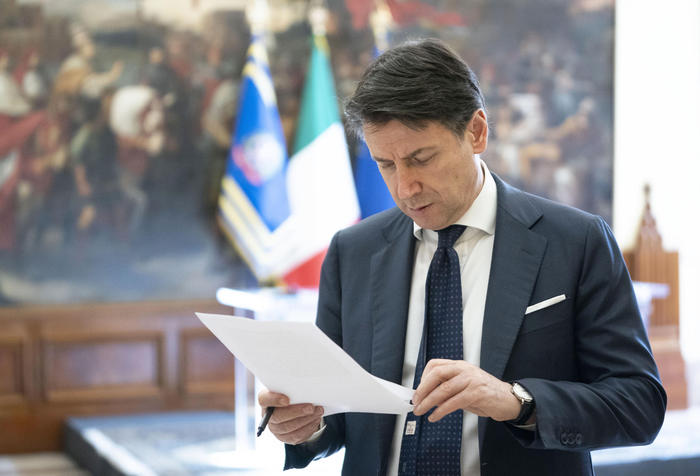 Fase due, viaggi all'estero, centri estivi e scuola: Conte firma il nuovo Dpcm