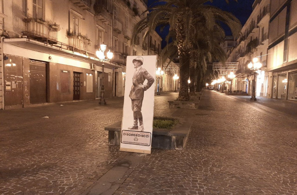 Iniziativa di CasaPound anche a Lamezia, installato un Gabriele D’Annunzio a grandezza naturale