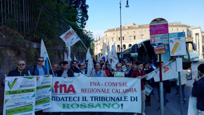 Protesta a Roma contro chiusura tribunale Rossano