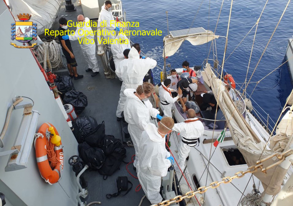 Intercettata barca a vela con 28 migranti a Crotone, gdf ferma due sospetti responsabili