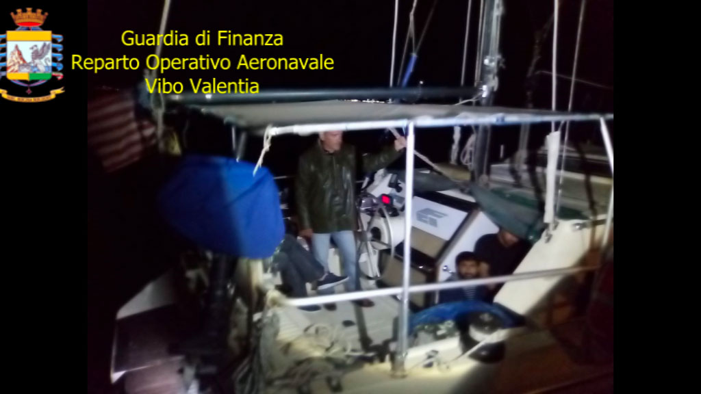 Sbarco di 59 migranti a Crotone con un veliero, fermati 2 presunti scafisti