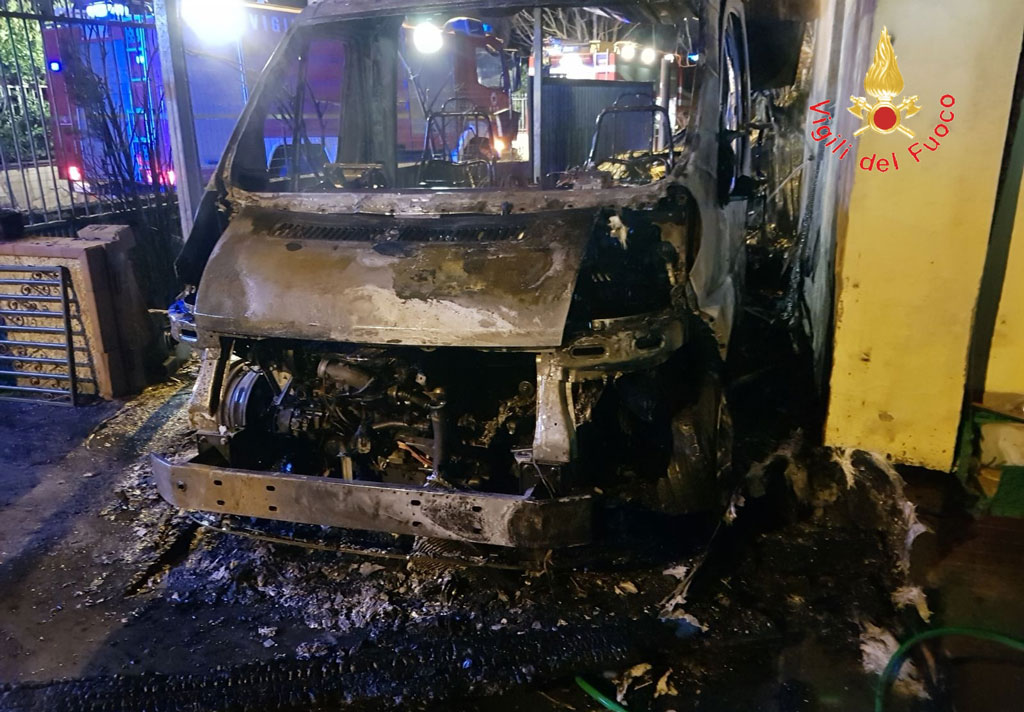 Lamezia, fiamme nella notte nel quartiere Capizzaglie: a fuoco scooter, 2 auto e un camper
