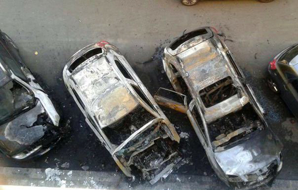 In fiamme tre auto nel centro di Cosenza, avviate indagini 