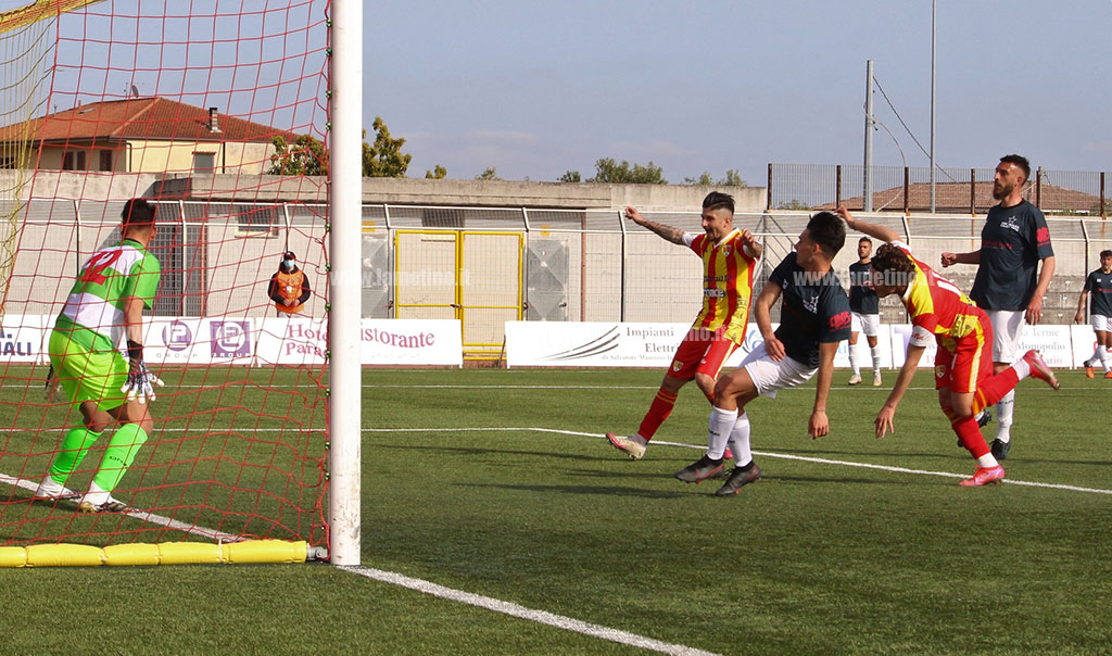 Calcio, il Sambiase riparte dai tre punti: 3-1 allo Scalea al “Renda”