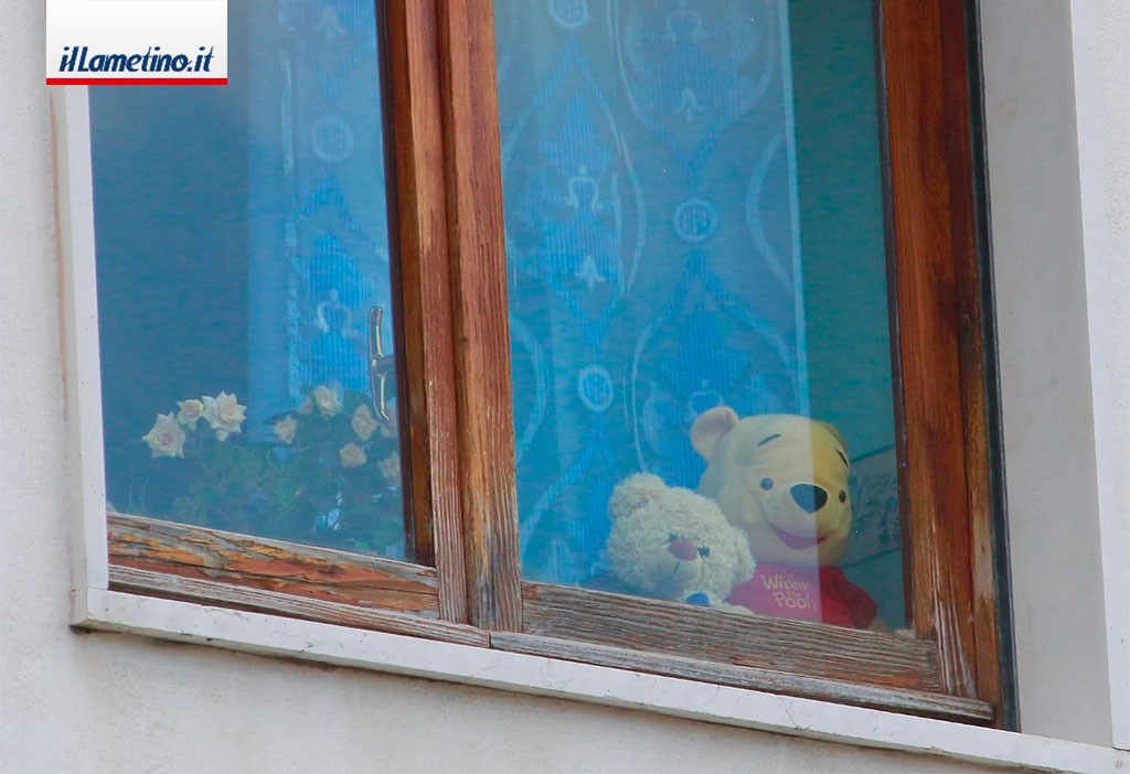 Coronavirus, anche alla finestre dei bimbi lametini compaiono gli orsetti di #bearhunt