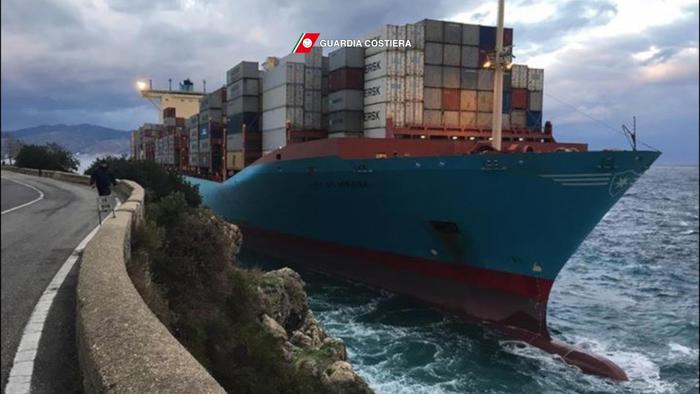 Nave portacontainer finisce sugli scogli a Scilla