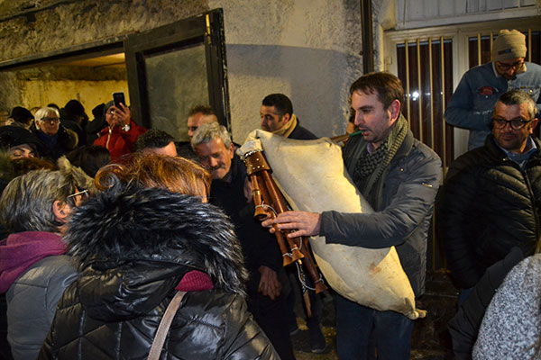 3A-Strina-per-le-vie-di-Falerna3012020.jpg