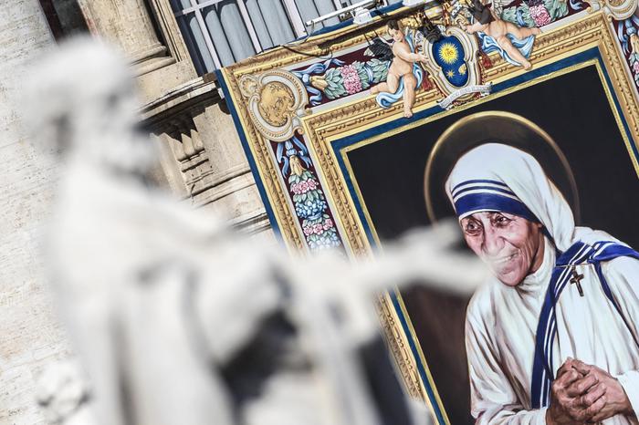 Madre Teresa di Calcutta proclamata santa, più di 100mila fedeli a Roma