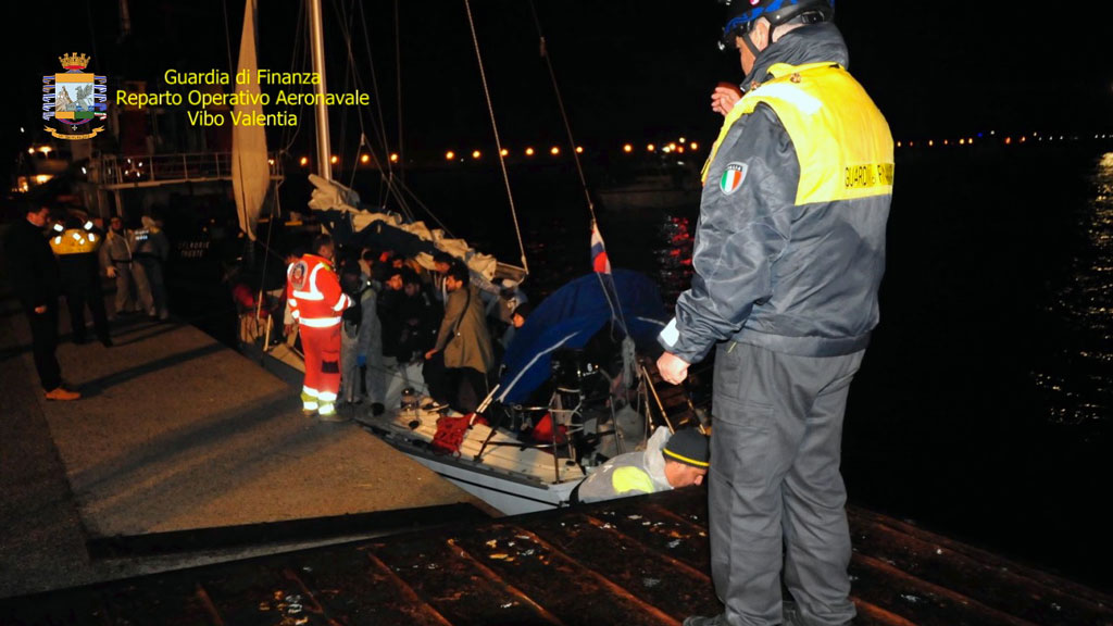 Veliero con circa 60 migranti a bordo arrivato a Corigliano 