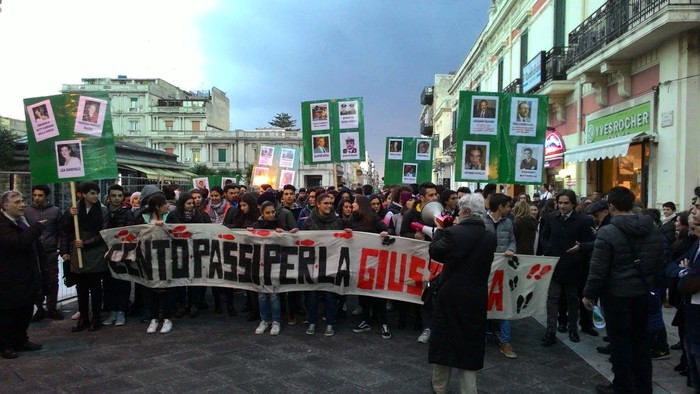 "Cento passi" con testimoni giustizia, flash mob studenti a Reggio