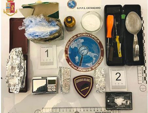 Polizia arresta 39enne per detenzione ai fini di spaccio di cocaina a Catanzaro