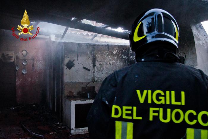 Calabria: Due negozi distrutti da incendi a Bovalino 