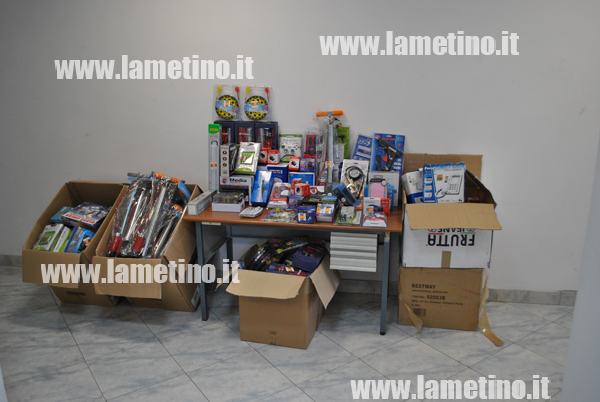 5000-artcili-contraffatti-cinese-poliza-arresto.jpg