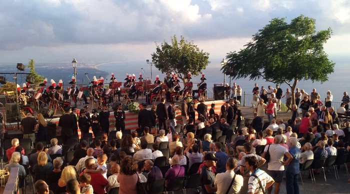 Concerto per la legalità a Nicotera: fanfara dei carabinieri in scena dove atterrò elicottero sposi