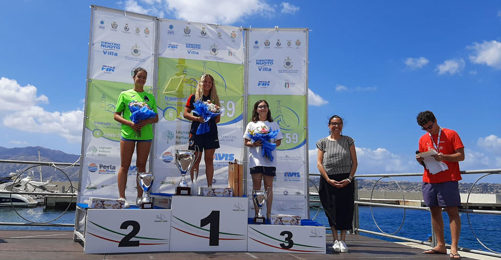59-Traversata-dello-Stretto-Podio-assolte-donne-da-sinistra-Giorgia-Di-Mario-Silvia-Ciccarella-e-Maddalena-Difonzio_66eea.jpg